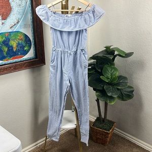 H&M girls seersucker jumpsuit. Pockets and elastic band at waist. US 10